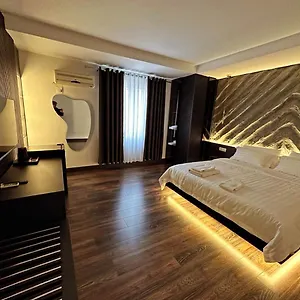 Tirana Central Rooms Pensión